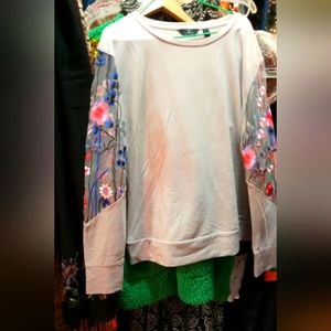 Lightweight sweat shirt with embroidered sleeves by Guiliana